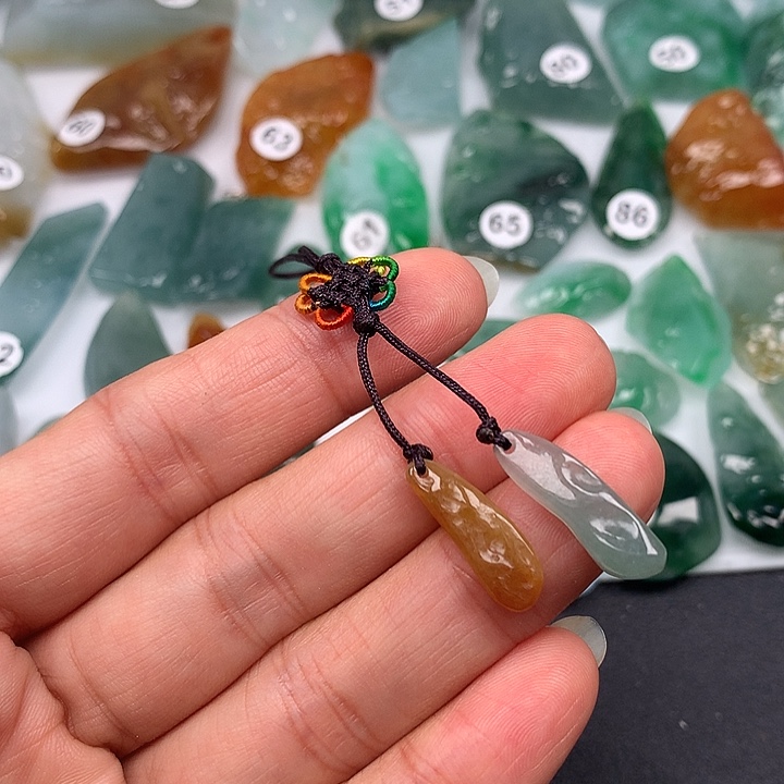 翡翠未镶嵌颈饰随型