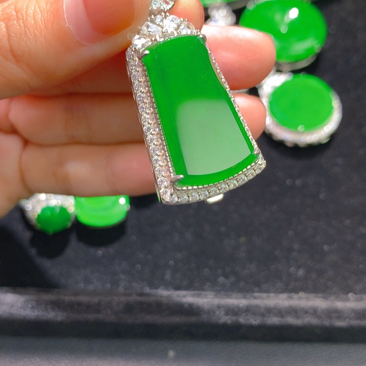 翡翠银S925镶嵌颈饰一个