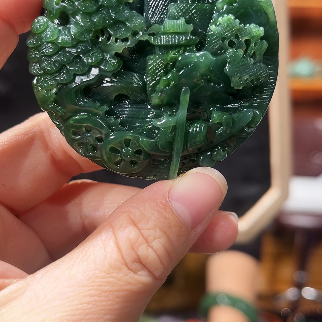 颈饰未镶嵌和田玉（糖玉）凋***瑰