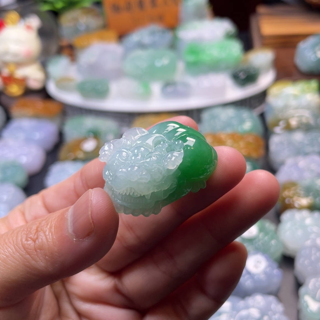 翡翠未镶嵌颈饰貔貅