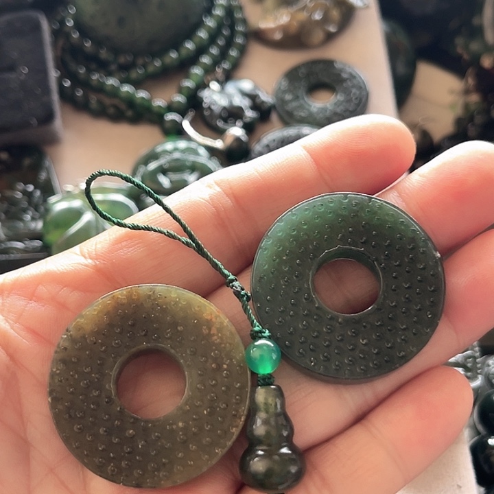 W***1蛇纹石玉未镶嵌颈饰