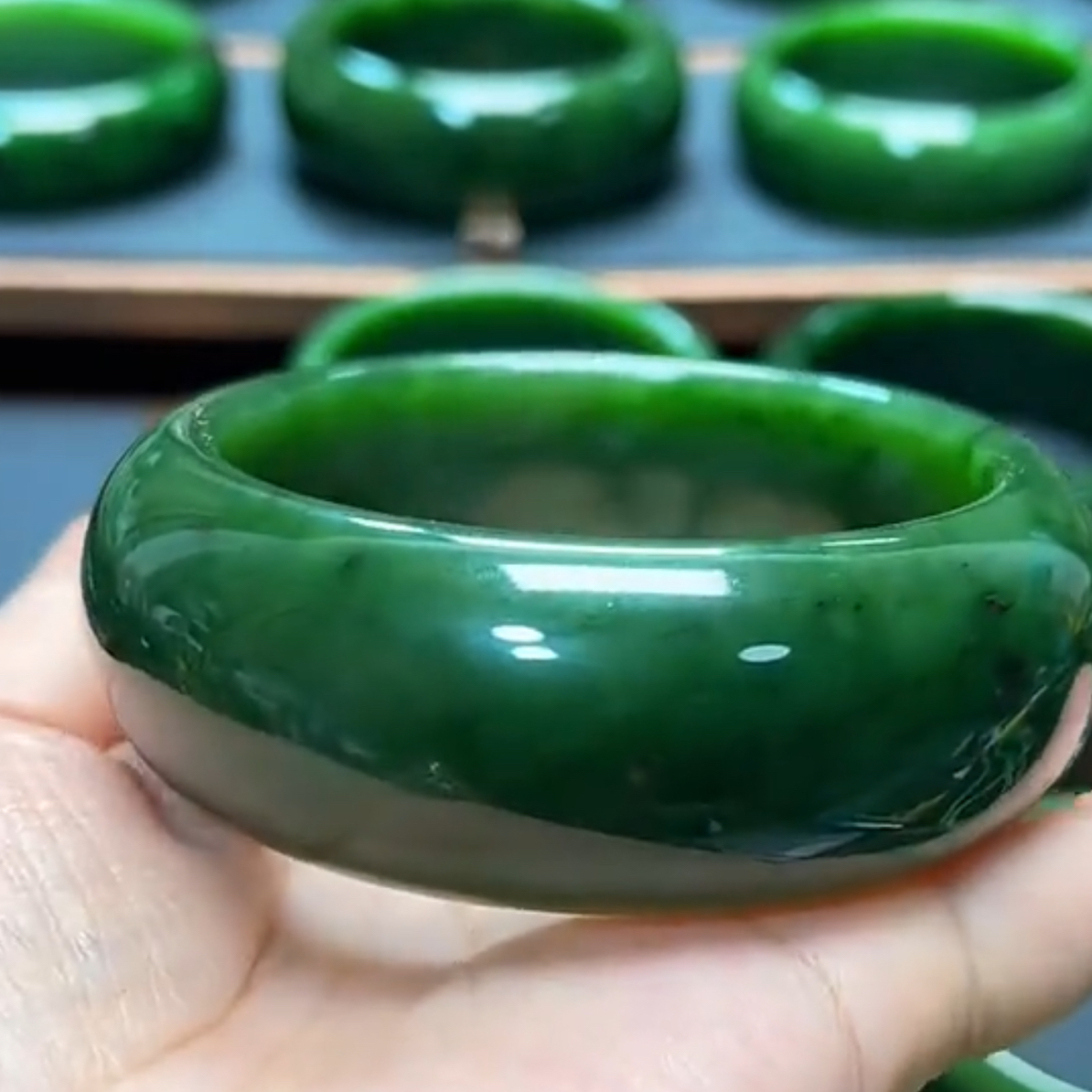 俄碧老矿绿色菠菜绿宽胎手镯圈口60.8.宽25.8厚10.3