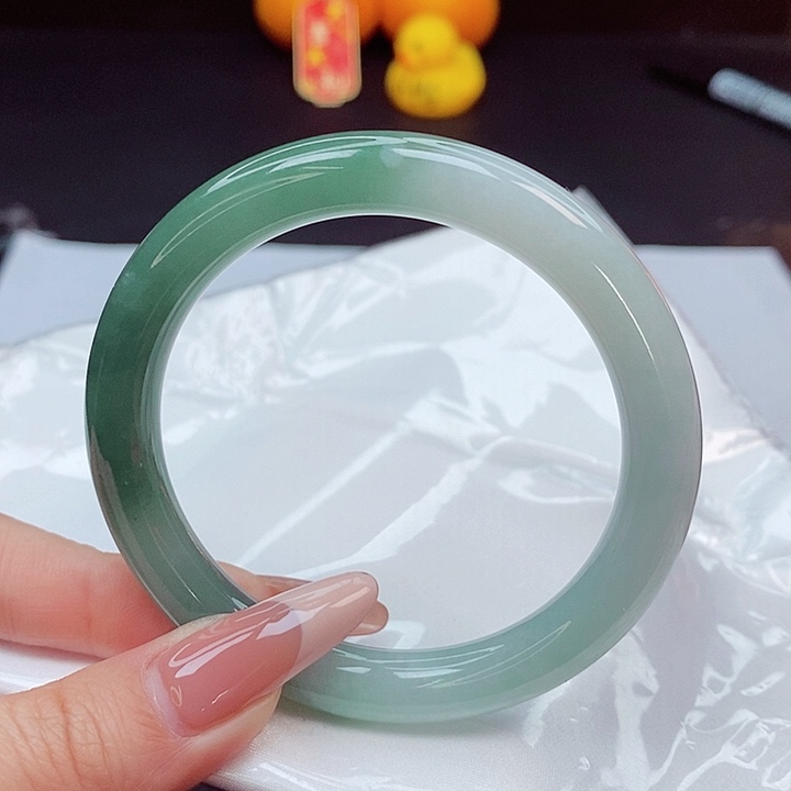 翡翠手镯未镶嵌55圈
