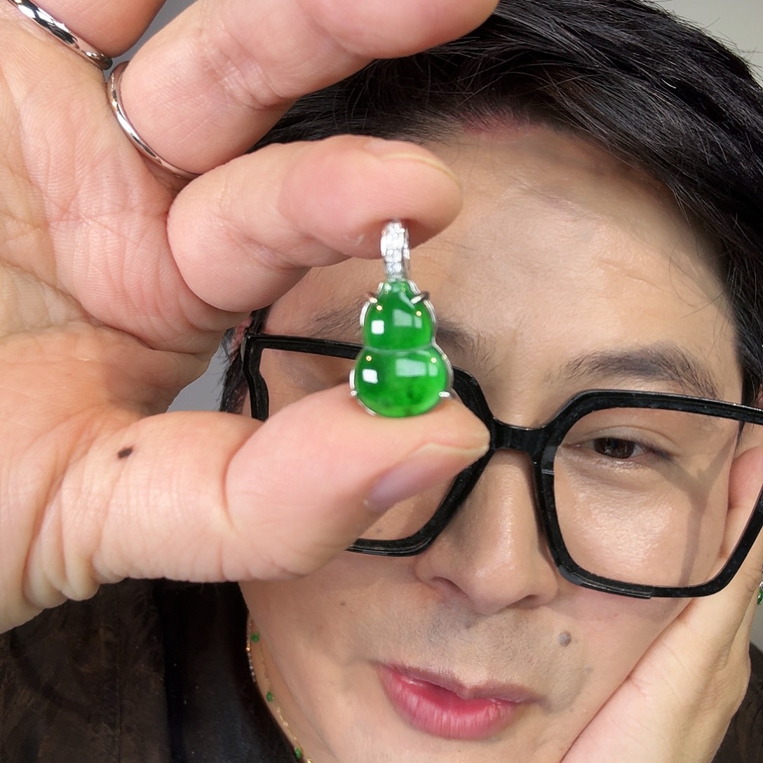 翡翠未镶嵌颈饰一件