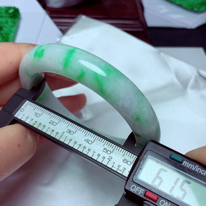 翡翠手镯未镶嵌手镯