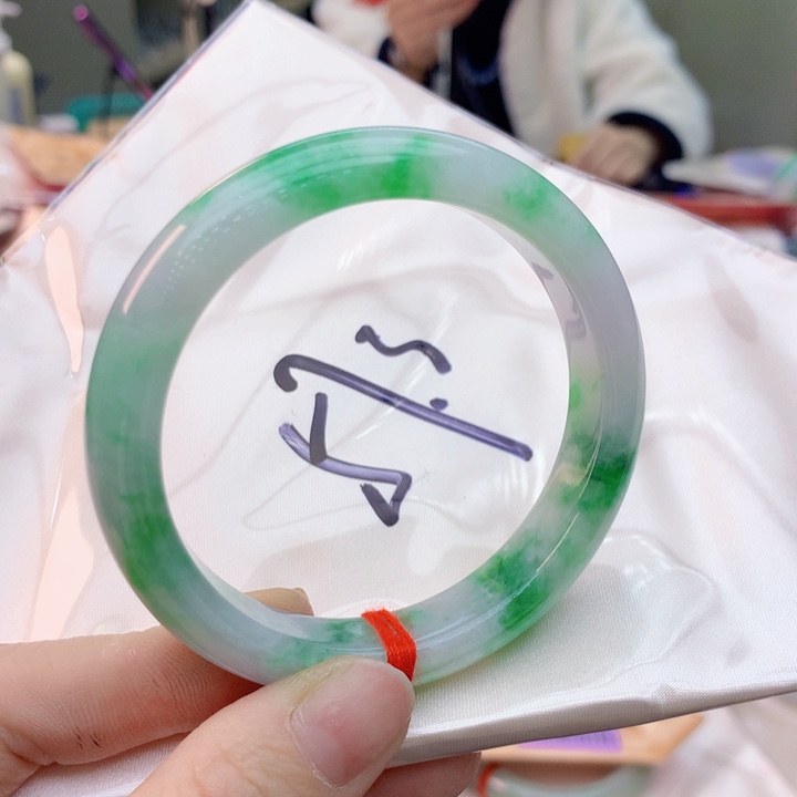 翡翠手镯未镶嵌翡翠手镯