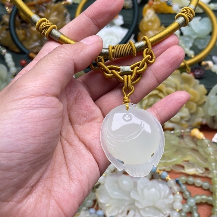 蛇纹石玉吊坠合金