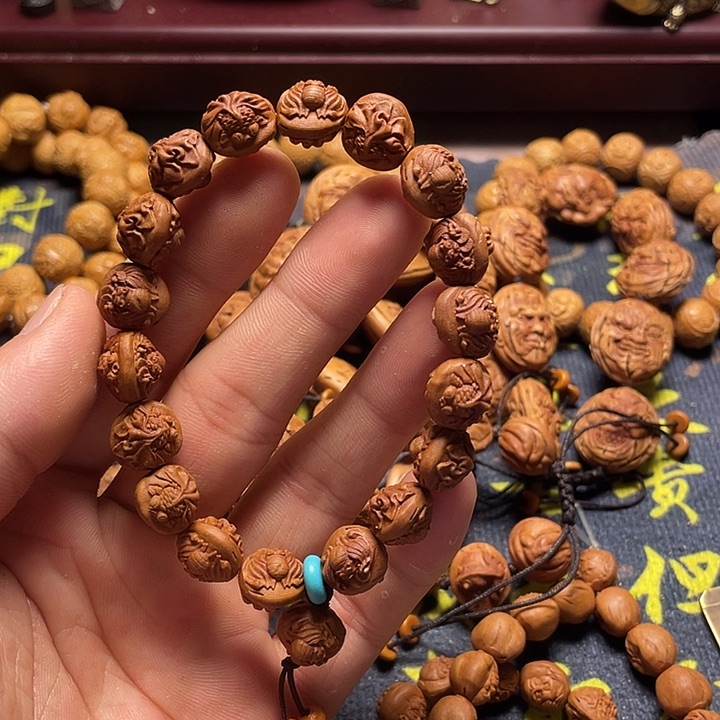 龙纹桃核雕刻富贵有鱼