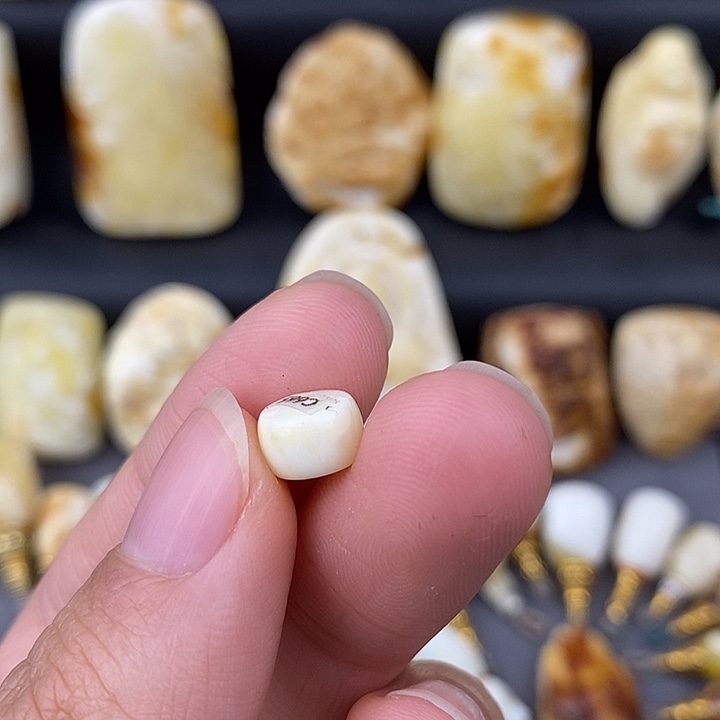 捭***阖琥珀未镶嵌裸石8隔珠c665