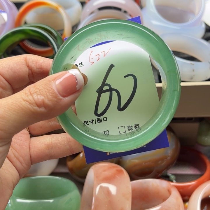 石英质玉手镯未镶嵌