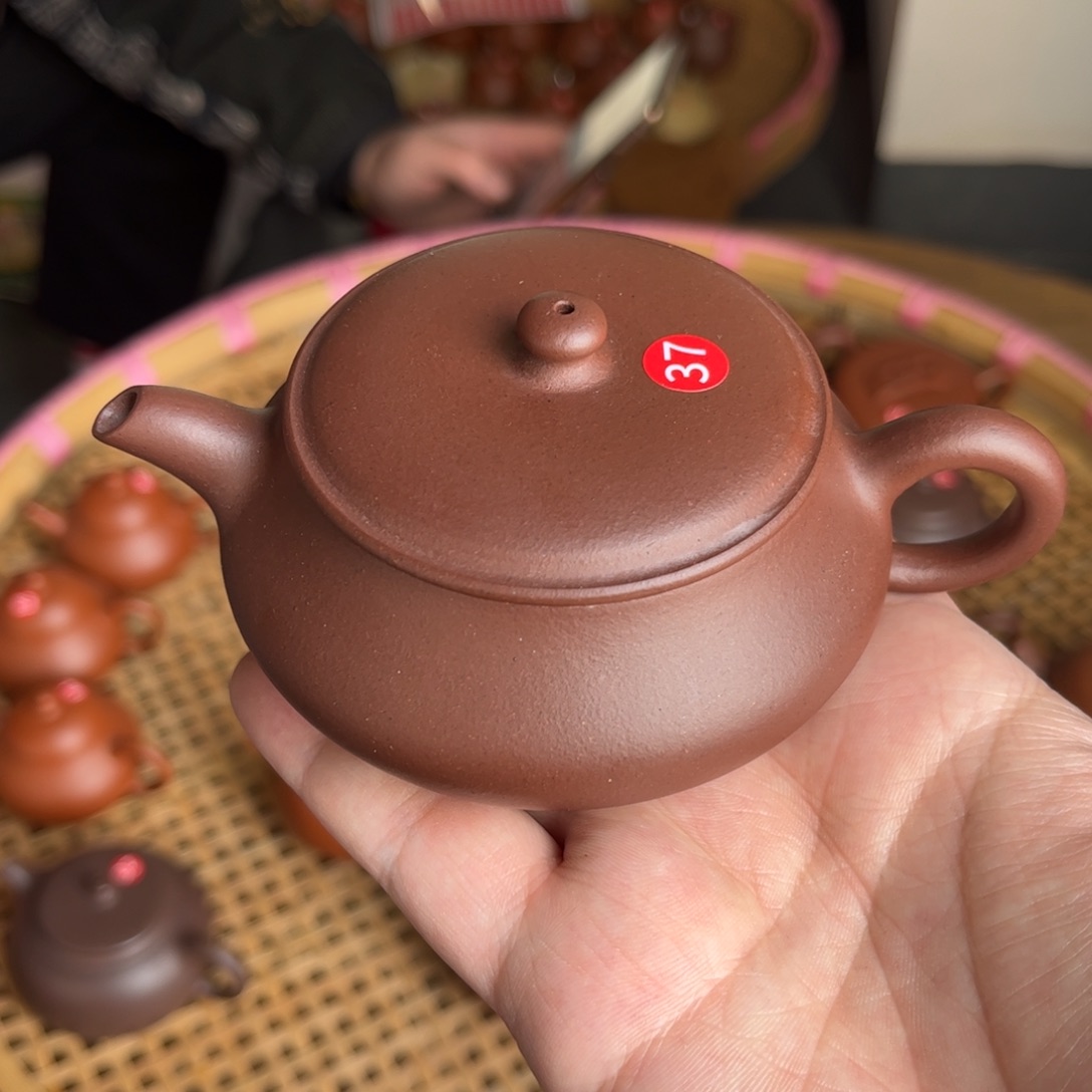 紫砂茶壶嘴小歪果仁巧克力