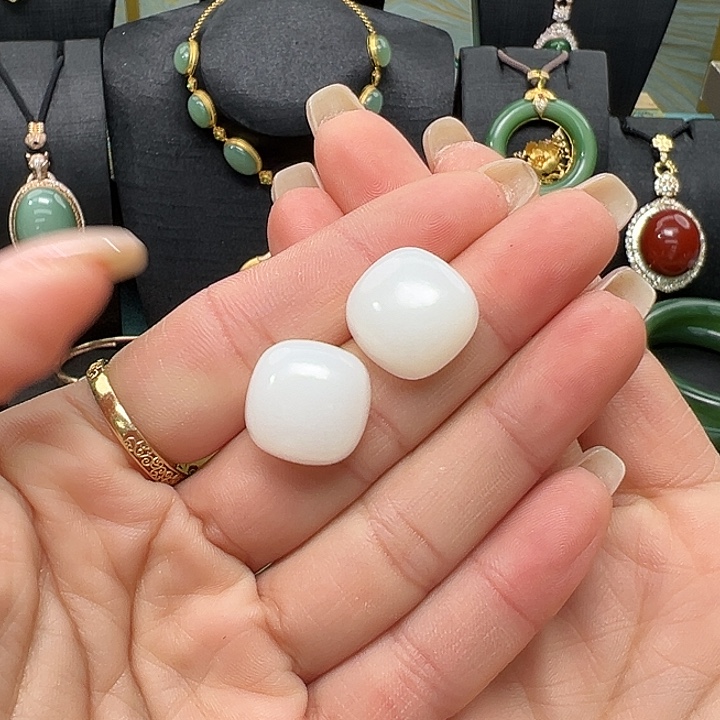 和田玉18K金镶嵌耳饰