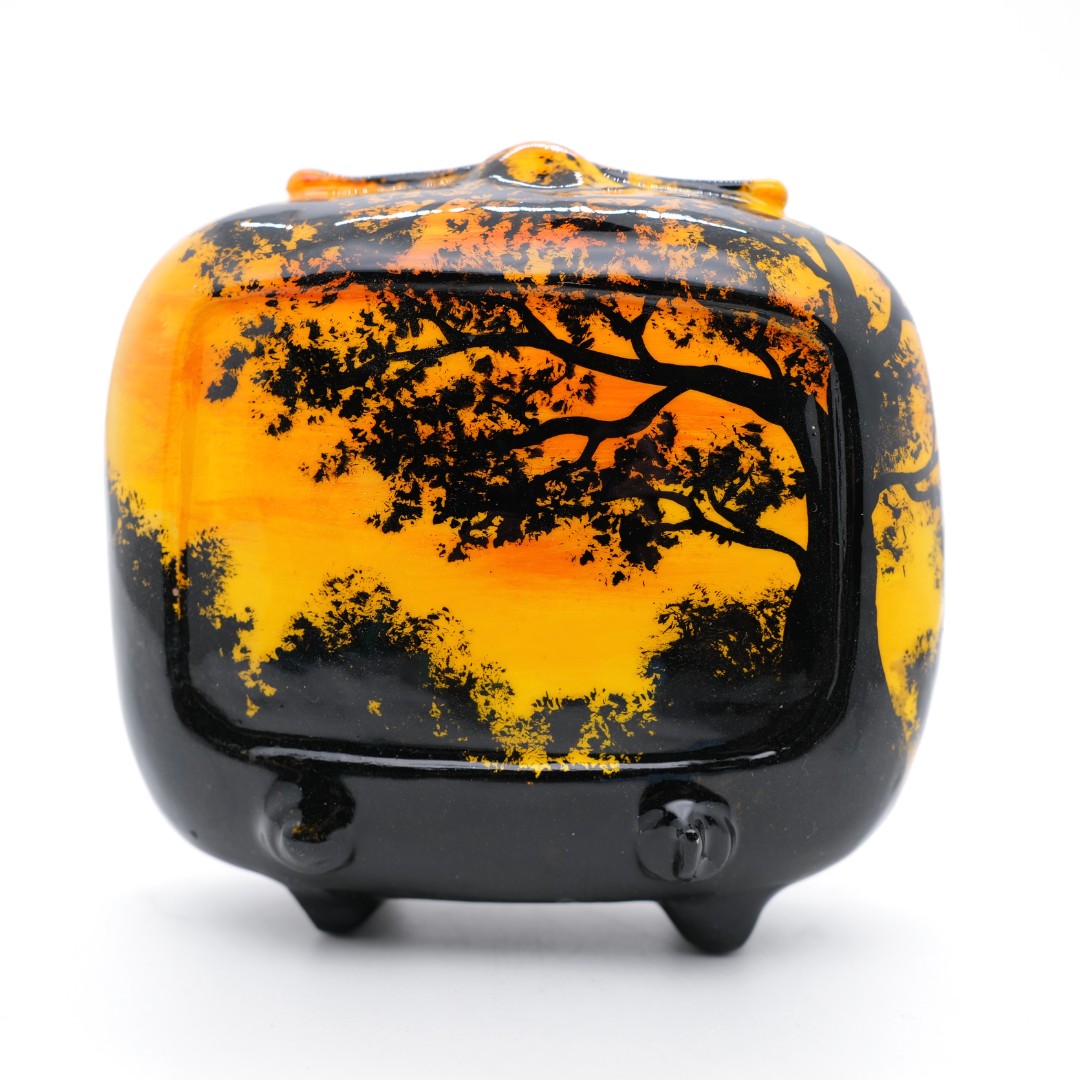 PM 王甜心工作室《电视机》石膏作品，仅一件（非王甜心本人绘画）