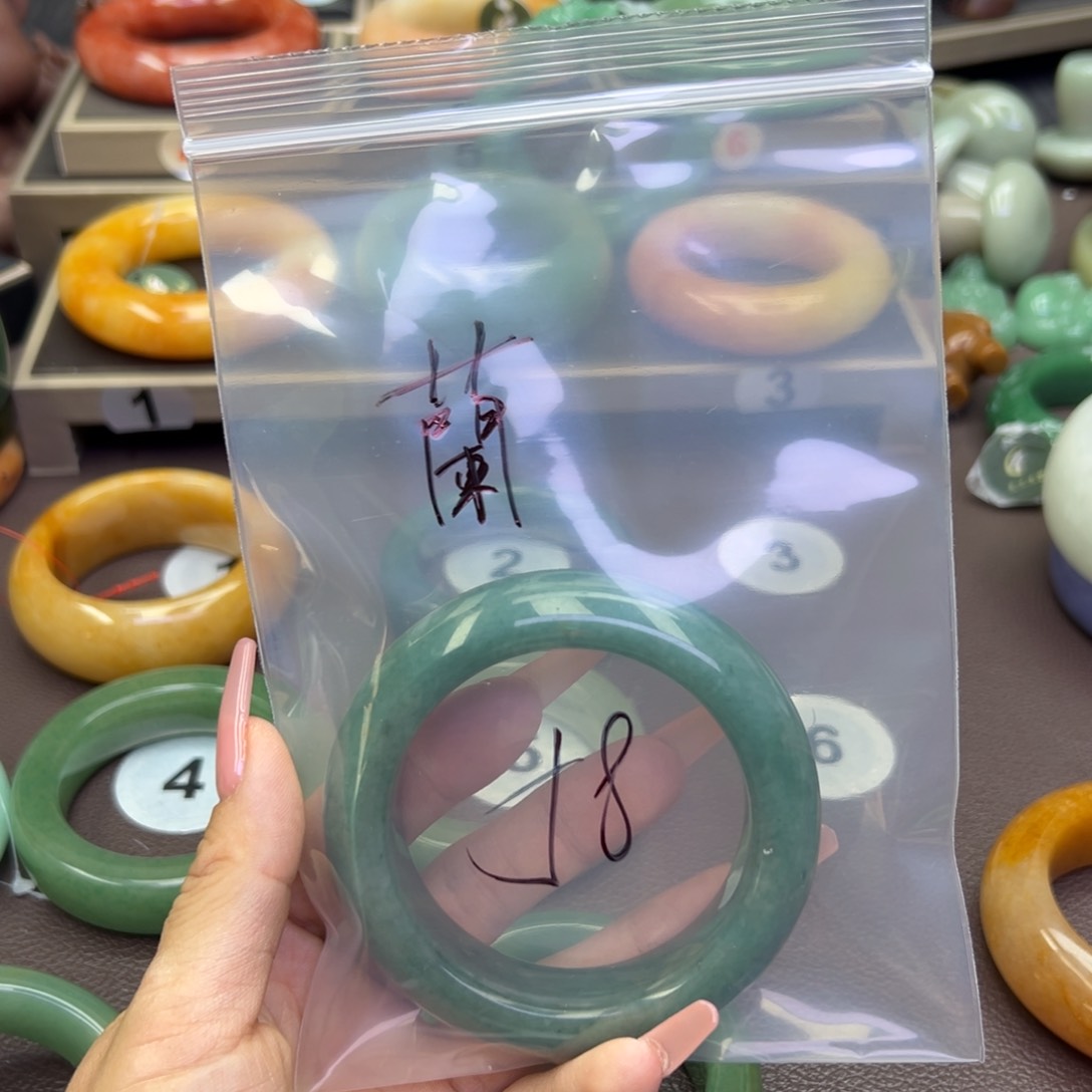 未镶嵌手镯石英岩玉蘭*