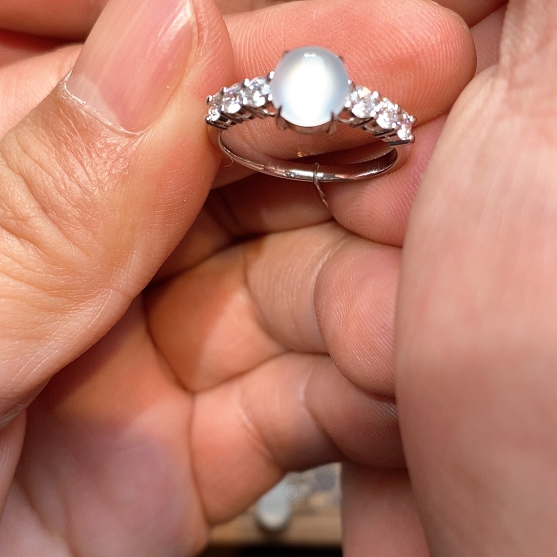 翡翠18K金镶嵌戒指蛋面