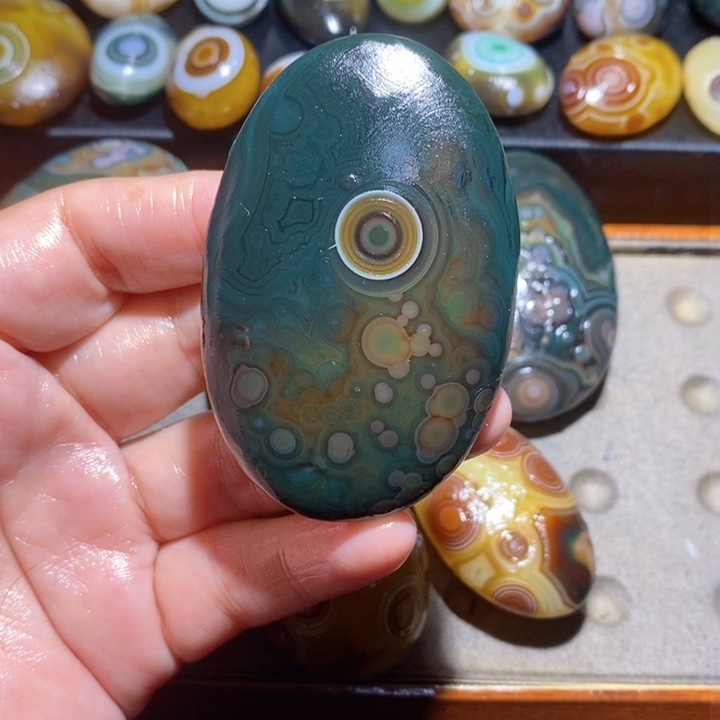 未镶嵌玛瑙/玉髓珠宝半成品卡**里
