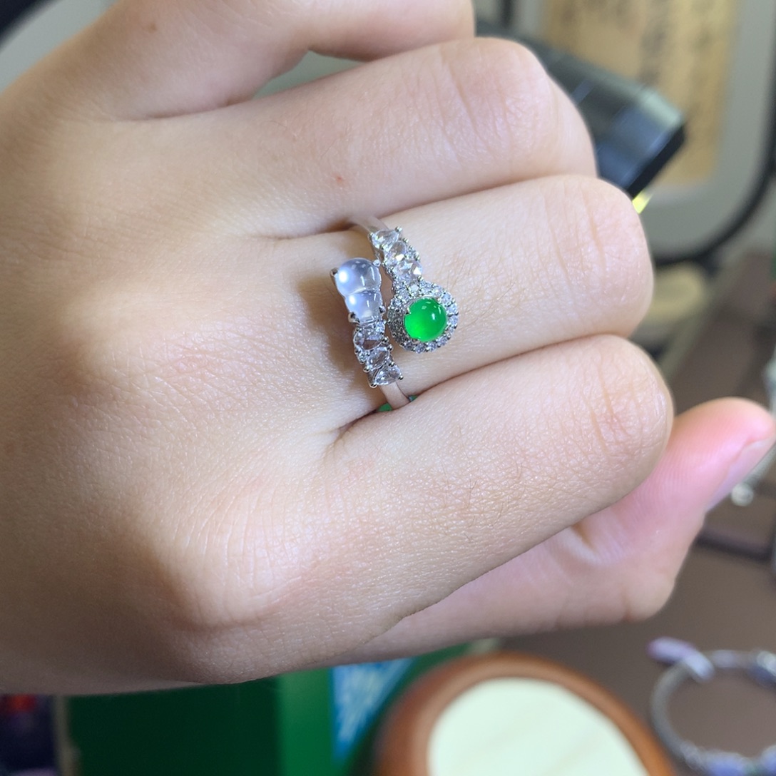 翡翠颈饰18K金镶嵌翡翠