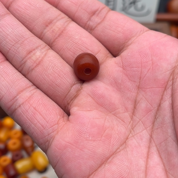 莫***莫琥珀未镶嵌裸石蜜蜡墩子