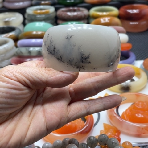 石英岩玉未镶嵌手镯