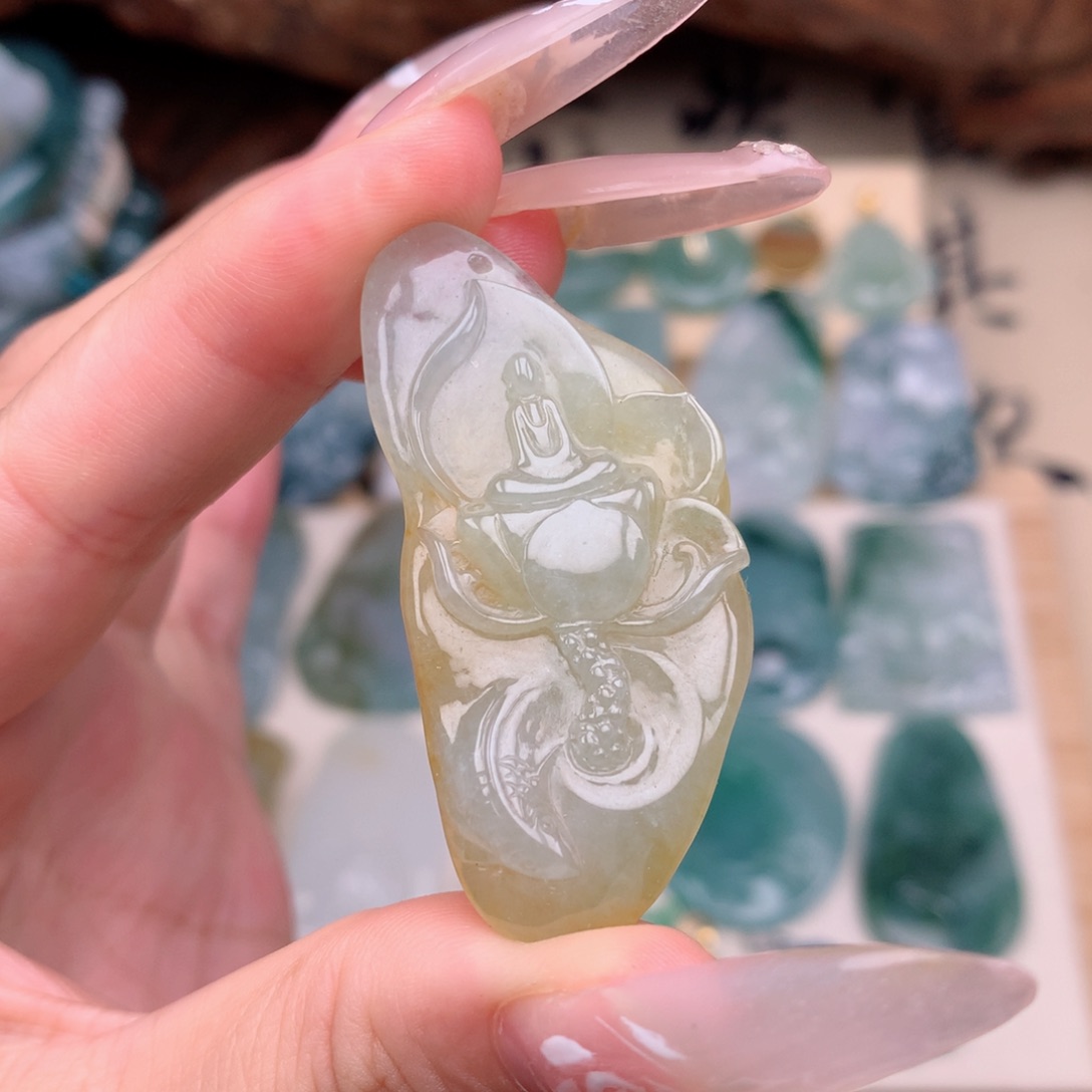 翡翠未镶嵌颈饰莲花悟道