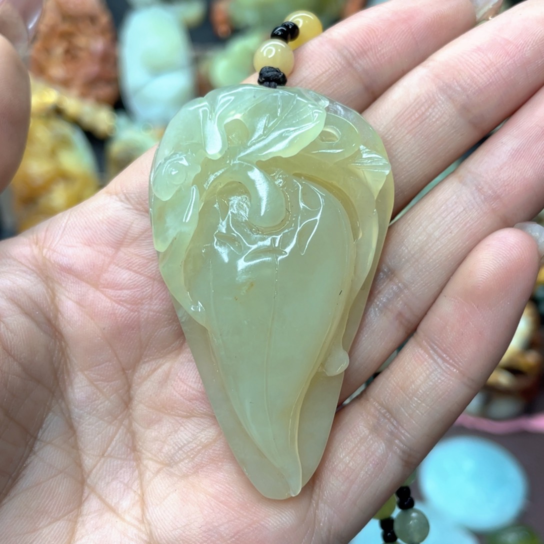 蛇纹石玉颈饰未镶嵌