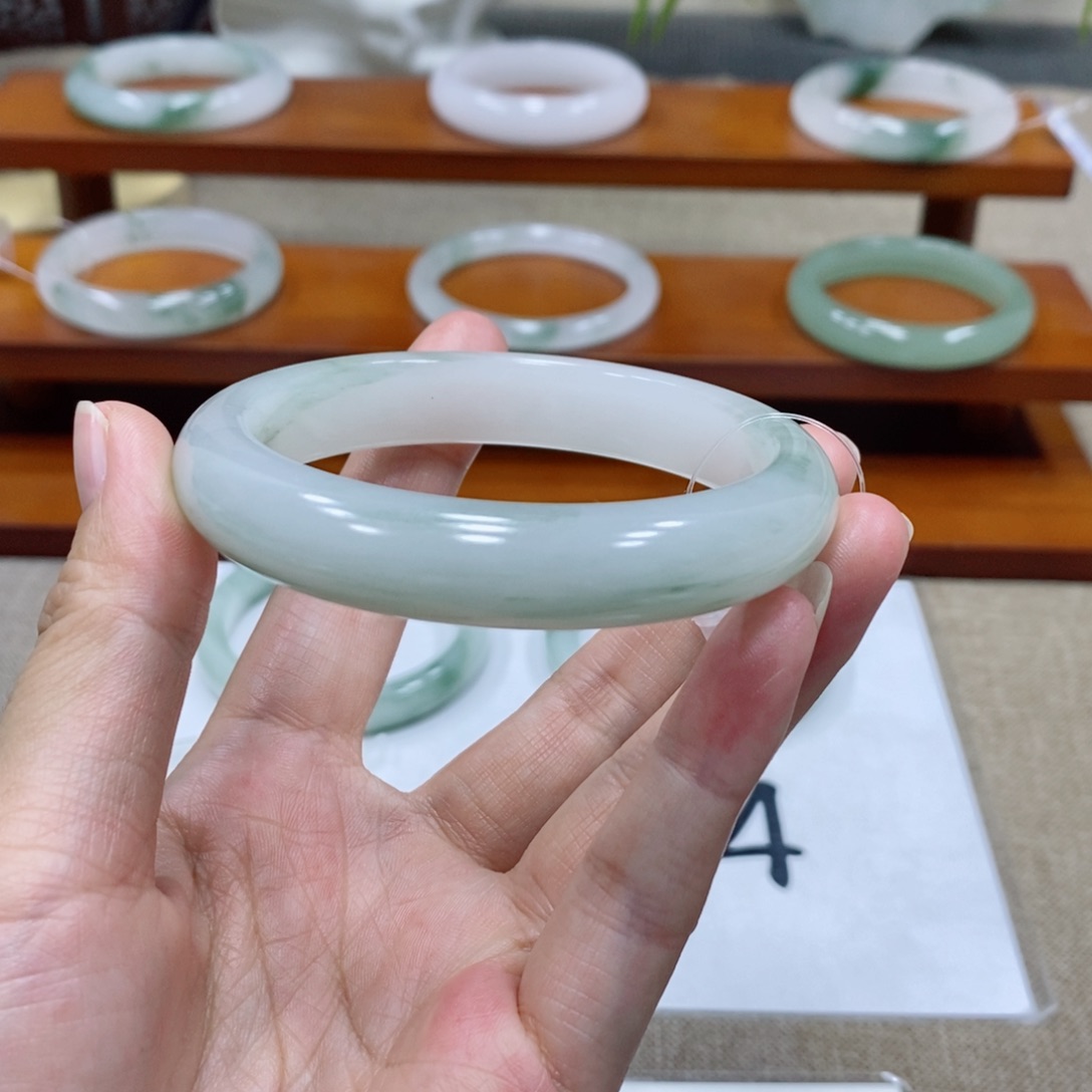史***比未镶嵌手镯石英质玉