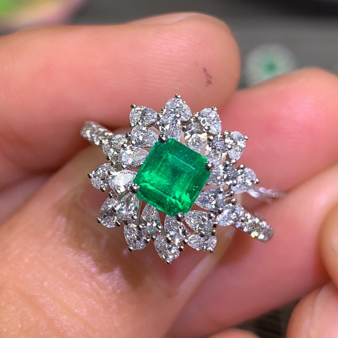 祖母绿戒指18K金镶嵌