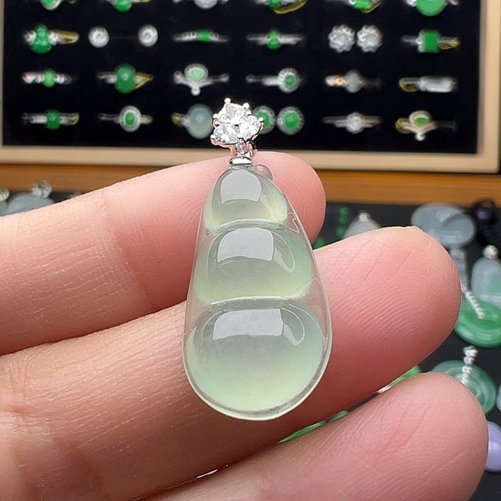 翡翠18K金镶嵌颈饰豆