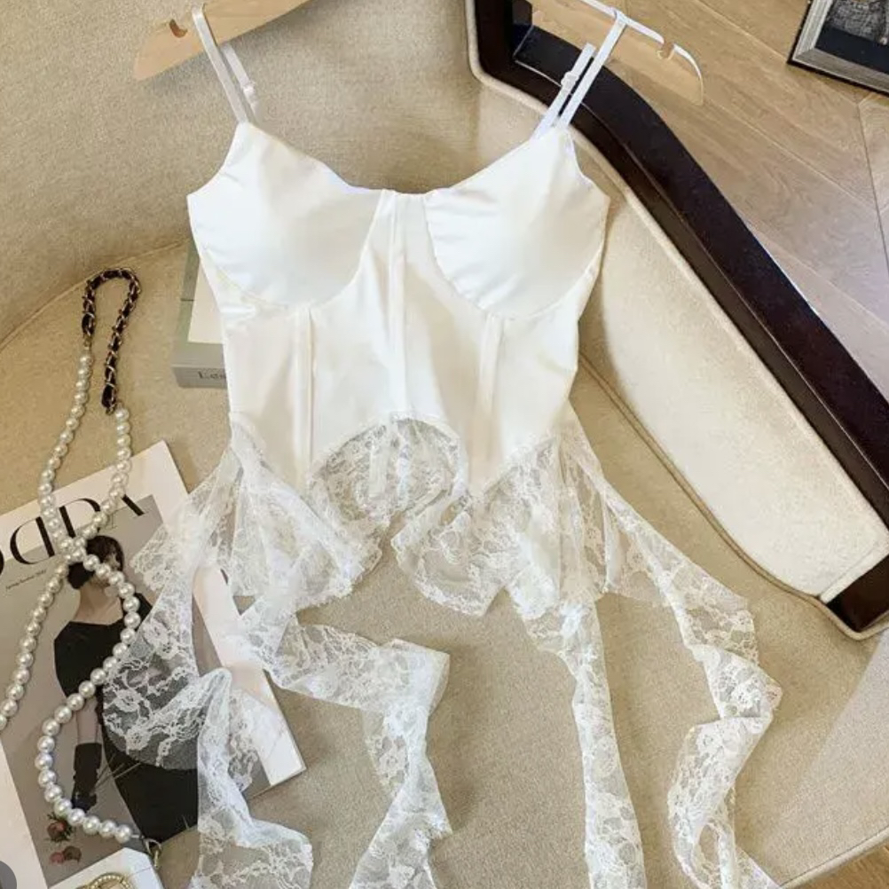 漂亮家「偷心达令」法式纯欲辣妹拼接蕾丝不规则吊带背心