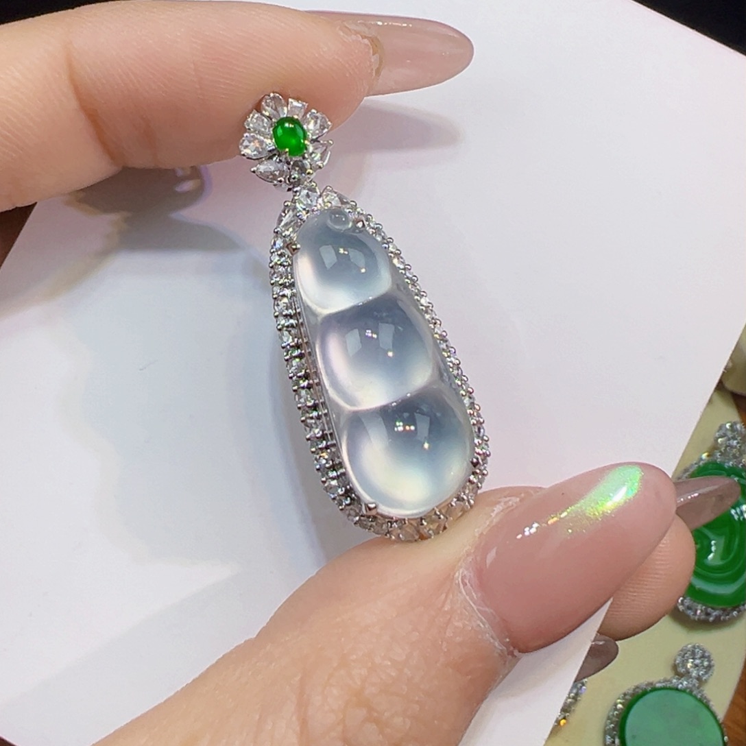 翡翠吊坠(不含链)18K金镶嵌福豆