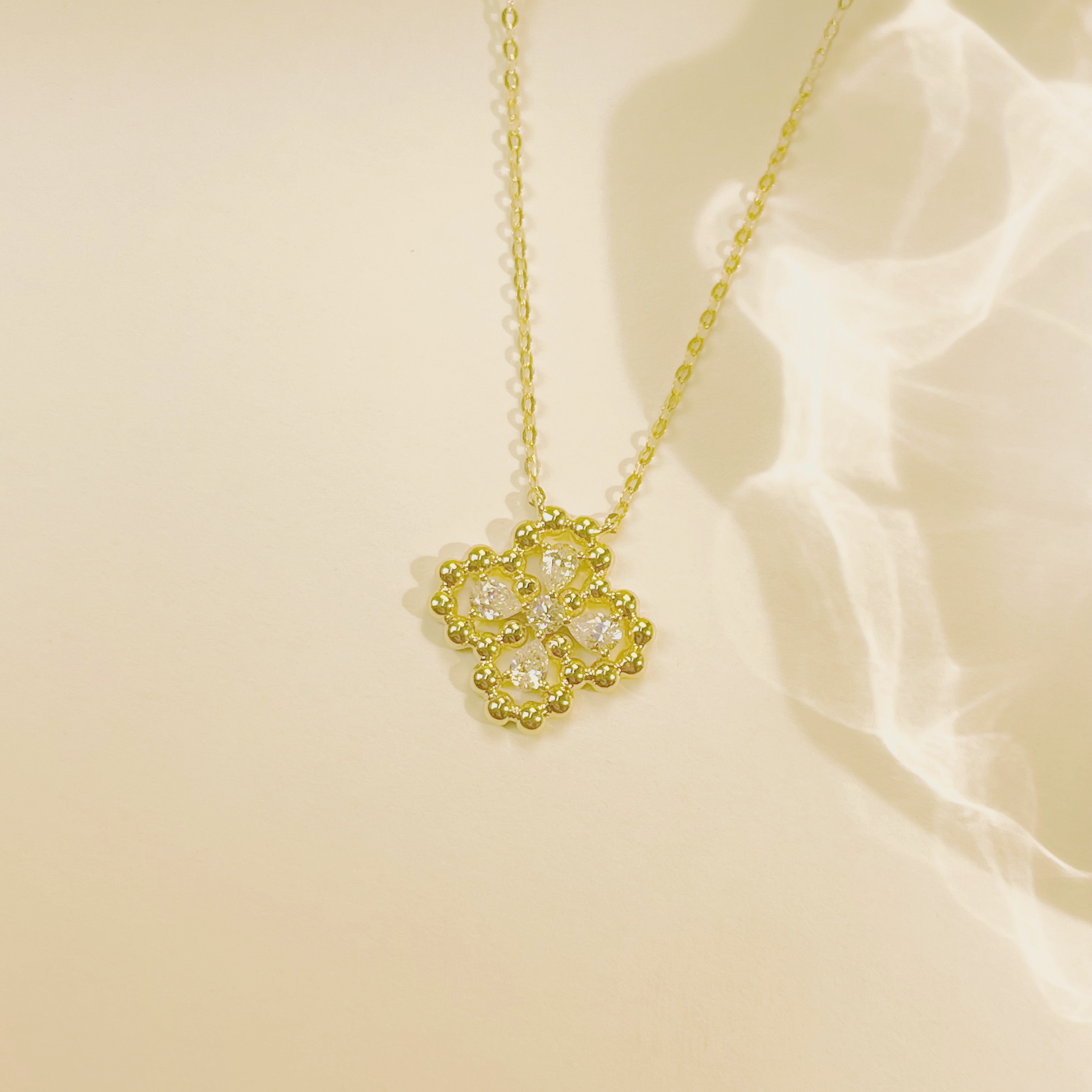 18K金四叶草水滴镶嵌钻石吊坠项链