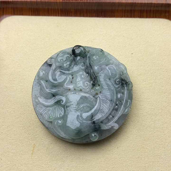 翡翠未镶嵌颈饰封侯拜相