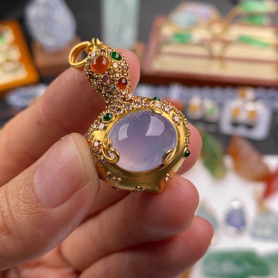 翡翠18K金镶嵌颈饰福禄双全