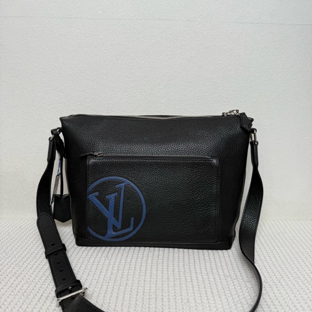 99新 LouisVuitton/路易威登  6400/时尚经典黑色真皮荔枝纹斜挎