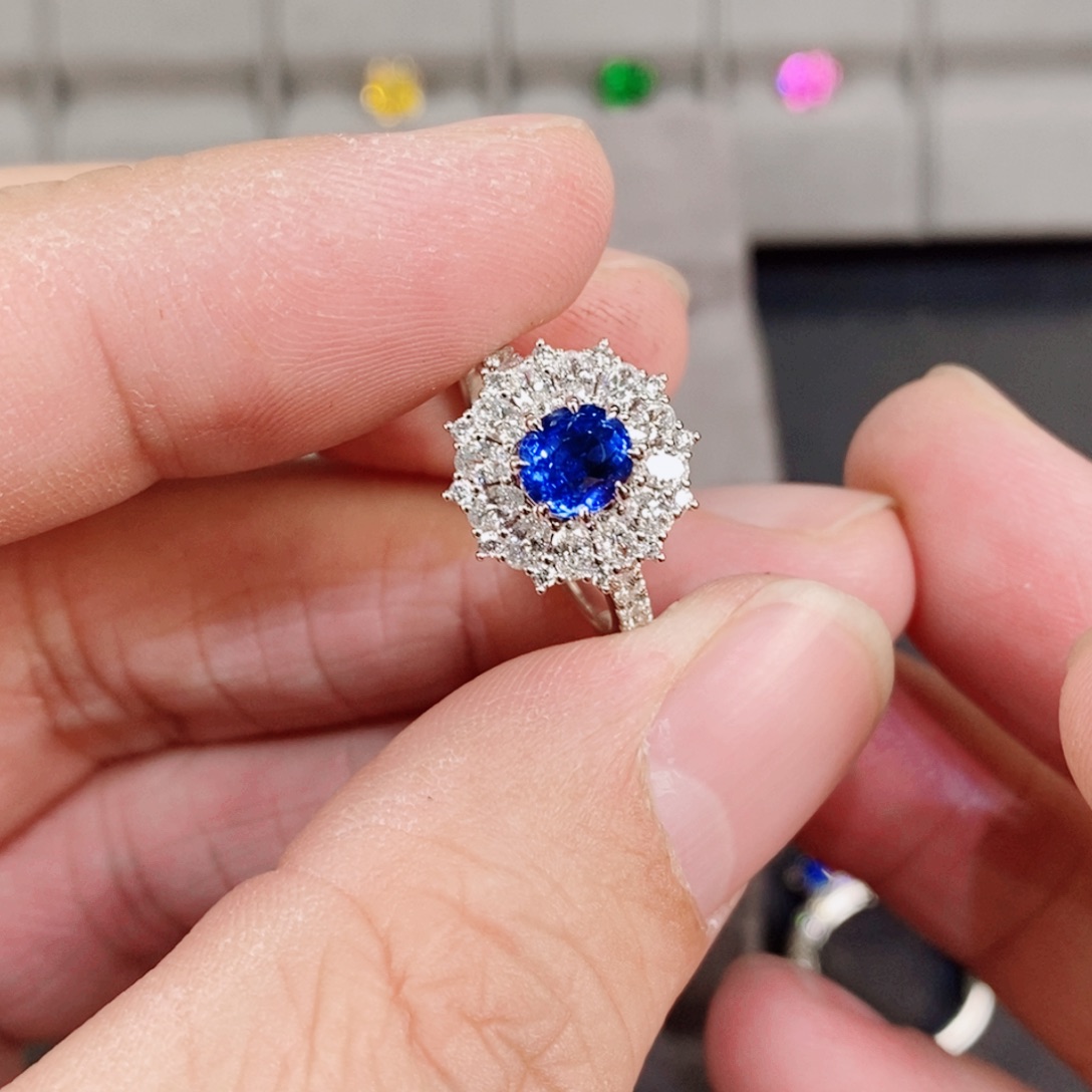 蓝宝石戒指18K金镶嵌1.04ct 皇家蓝蓝宝石戒指