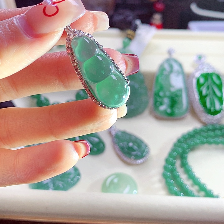 翡翠颈饰未镶嵌天然