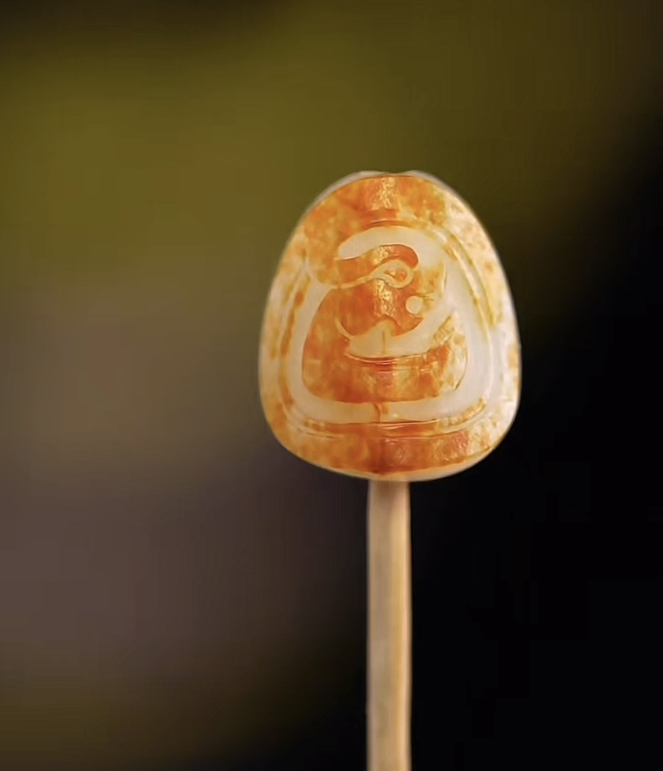 和田玉满皮洒金皮富甲龙