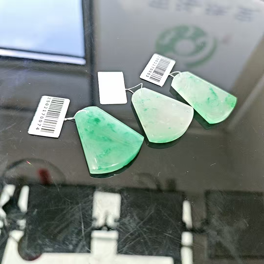 纯天然非洲翠冰飘花平安无事牌一枚｜扇形｜多样性发其一｜