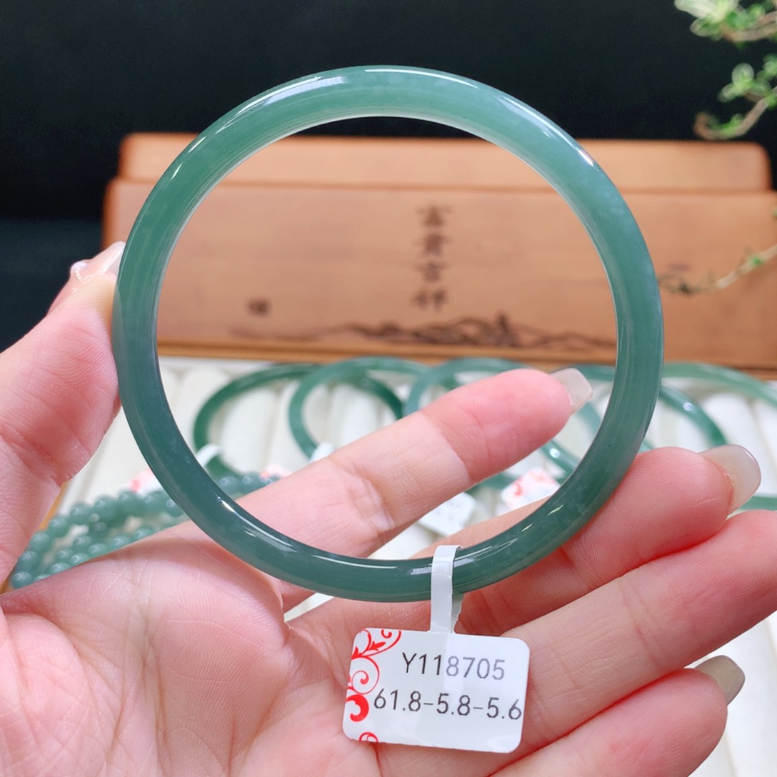 翡翠手镯未镶嵌天然