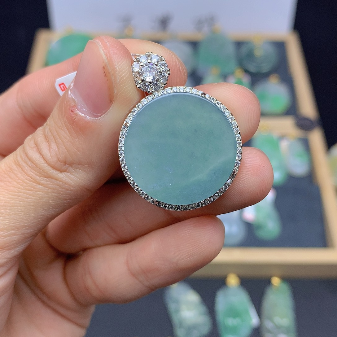 翡翠颈饰未镶嵌翡翠