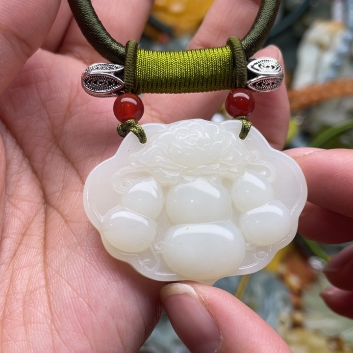 蛇纹石玉吊坠合金