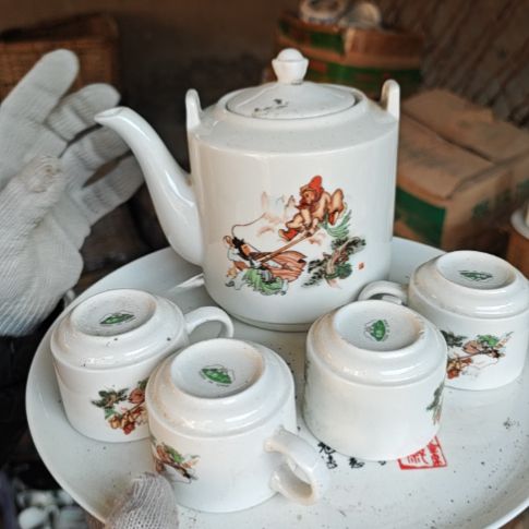 库存微瑕三打白骨精提梁壶一套