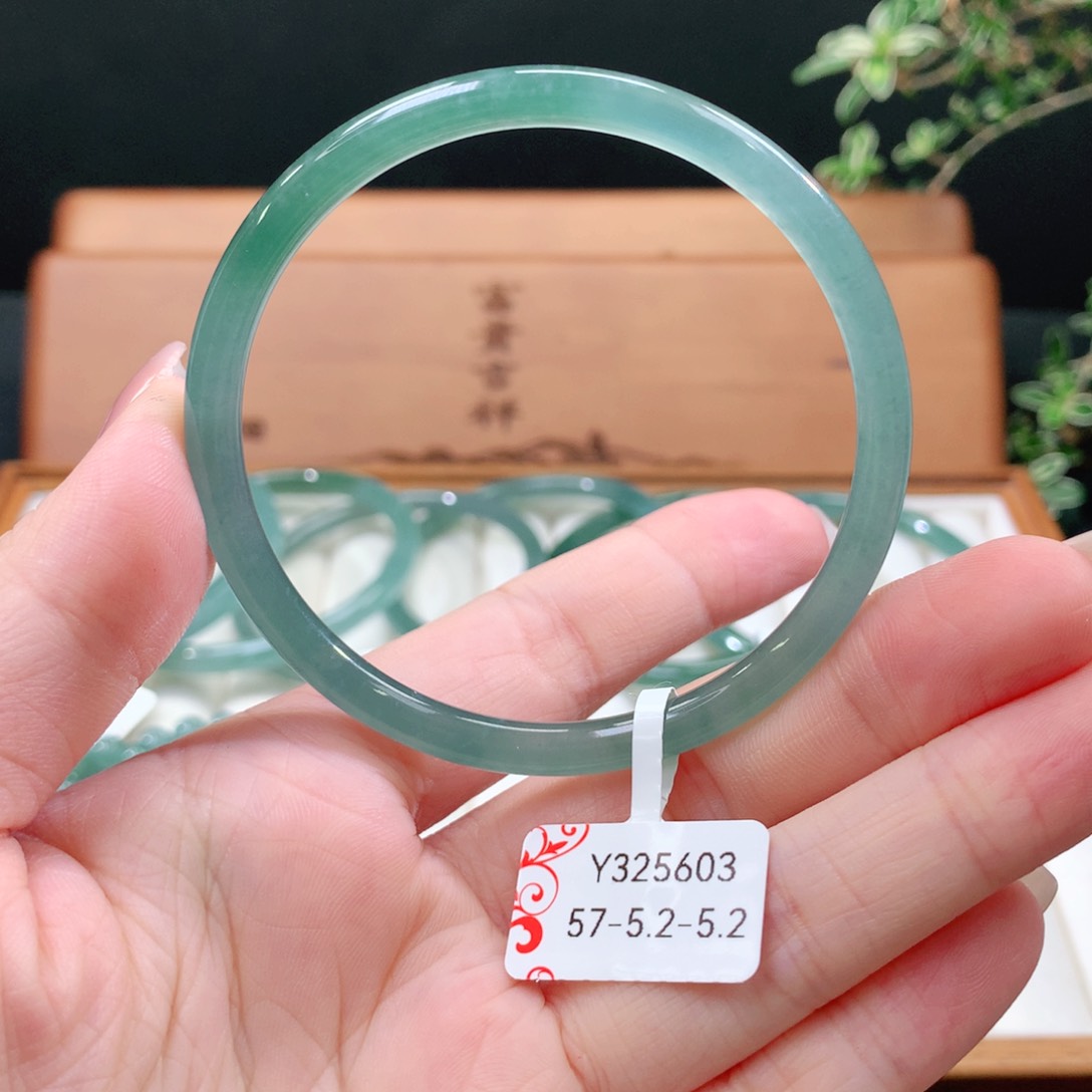 翡翠手镯未镶嵌天然