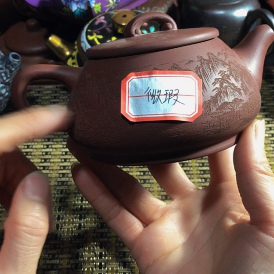 紫砂茶壶原矿泥料手工制作的紫砂壶，