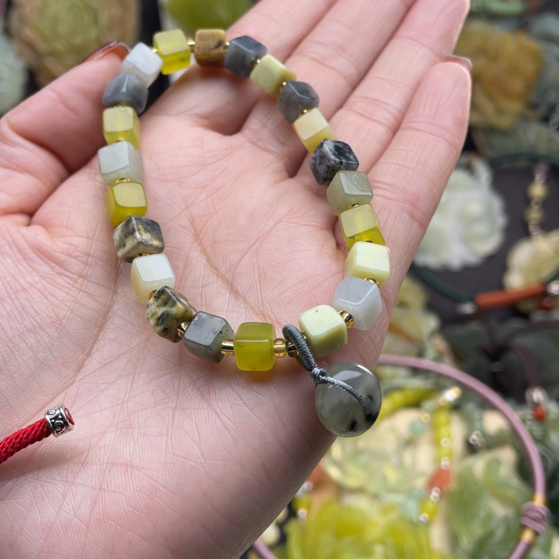 蛇纹石玉颈饰未镶嵌