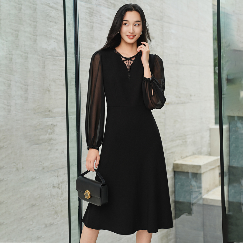 EP雅莹高端系列 优雅灯笼袖钉珠小黑裙连衣裙新款4631A