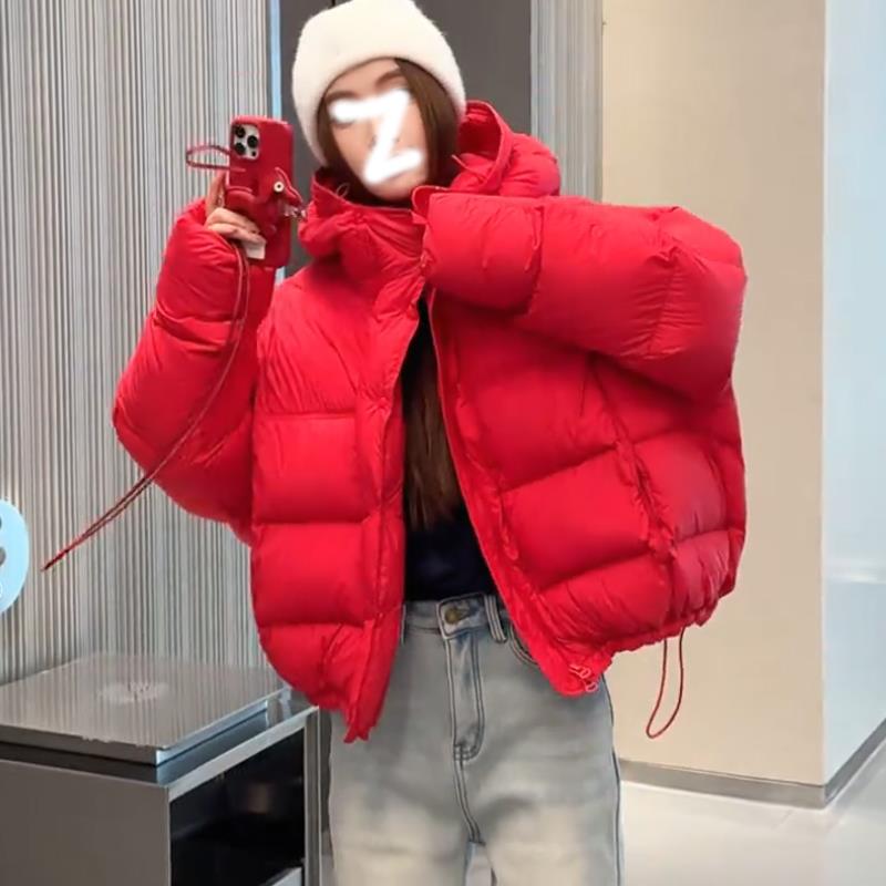 红色服女2025年新款冬季连帽短款加厚面包服高级感冬天连帽外套服