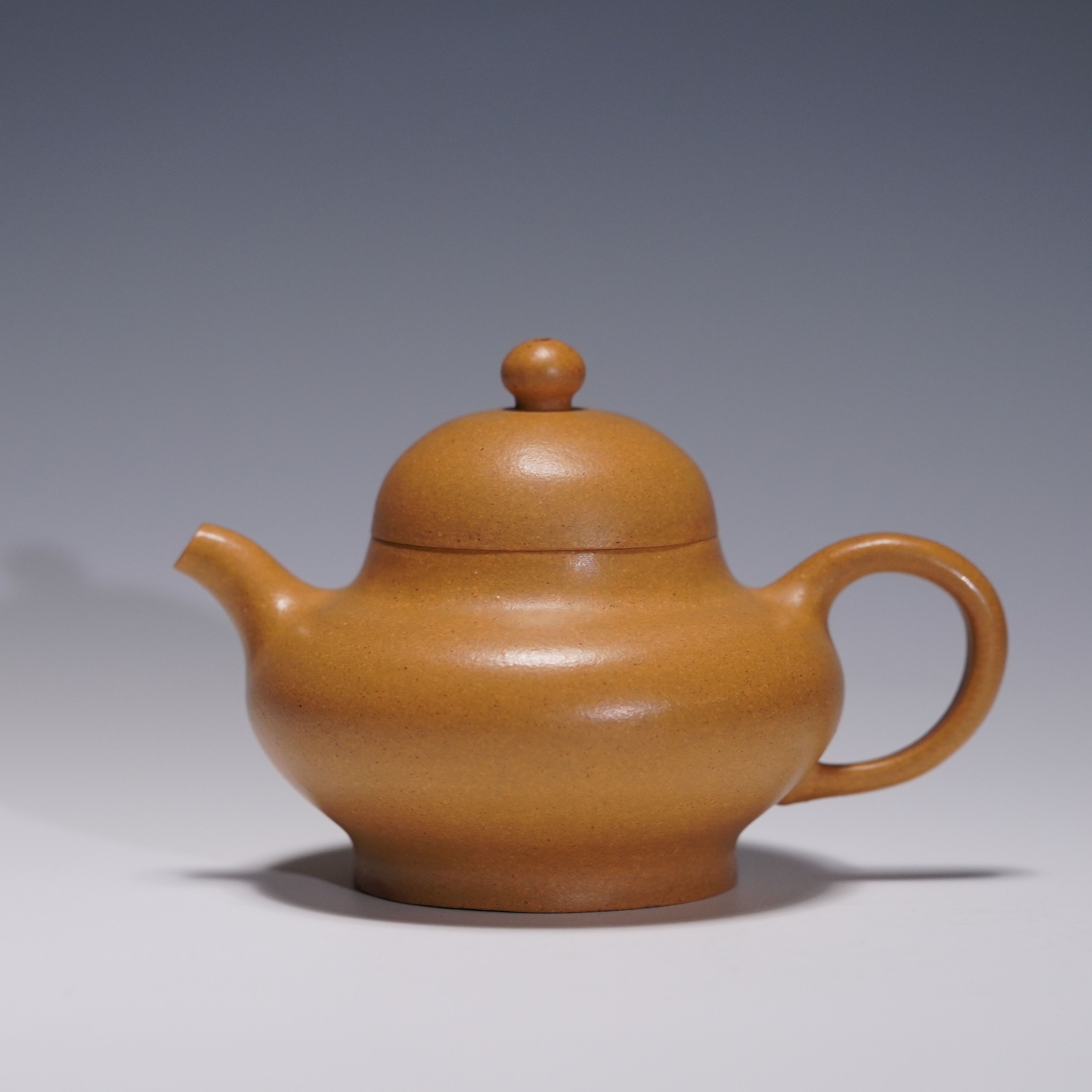 lot.21586 陈梓娆 黄金段华颖壶 150cc