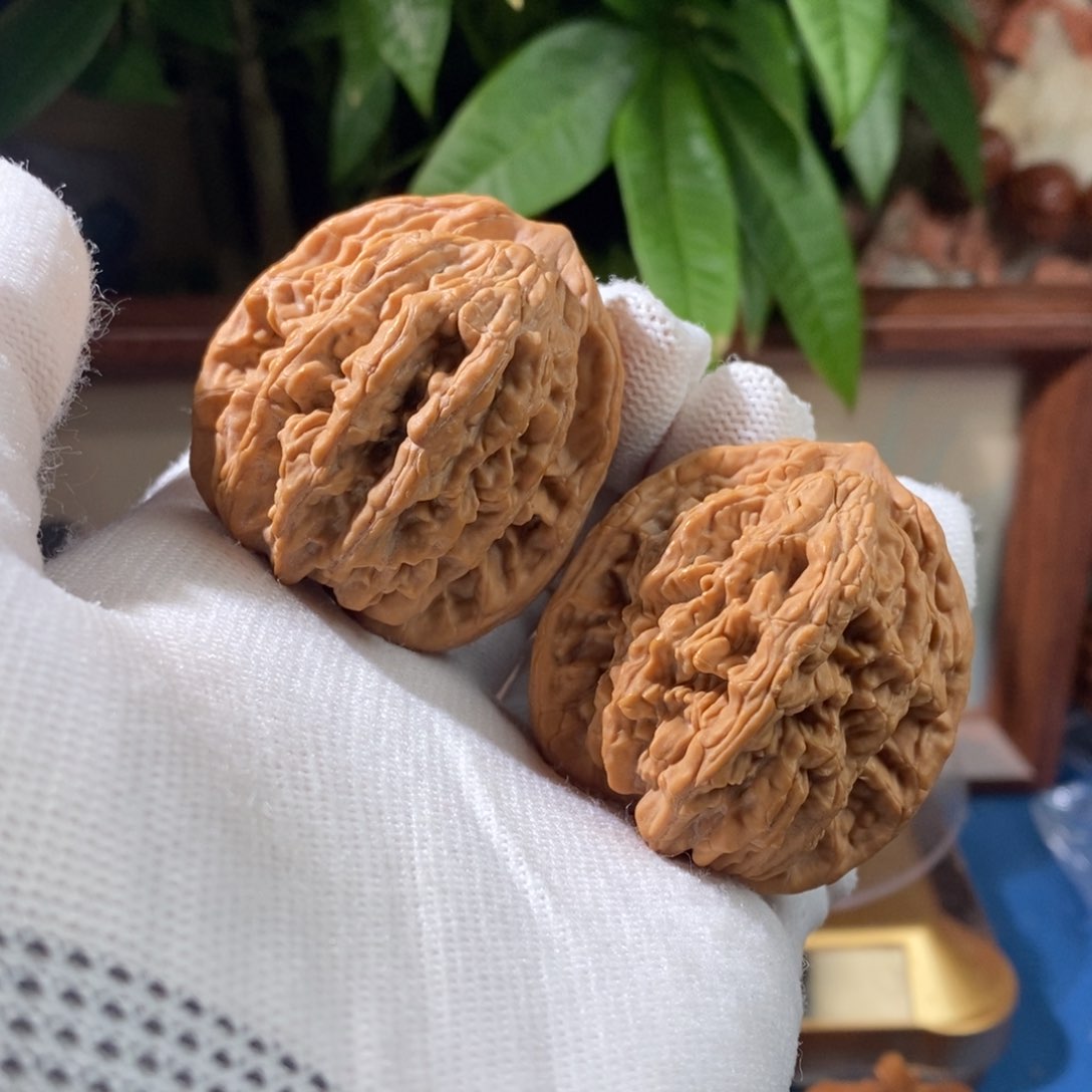 文玩核桃吊坠虎头