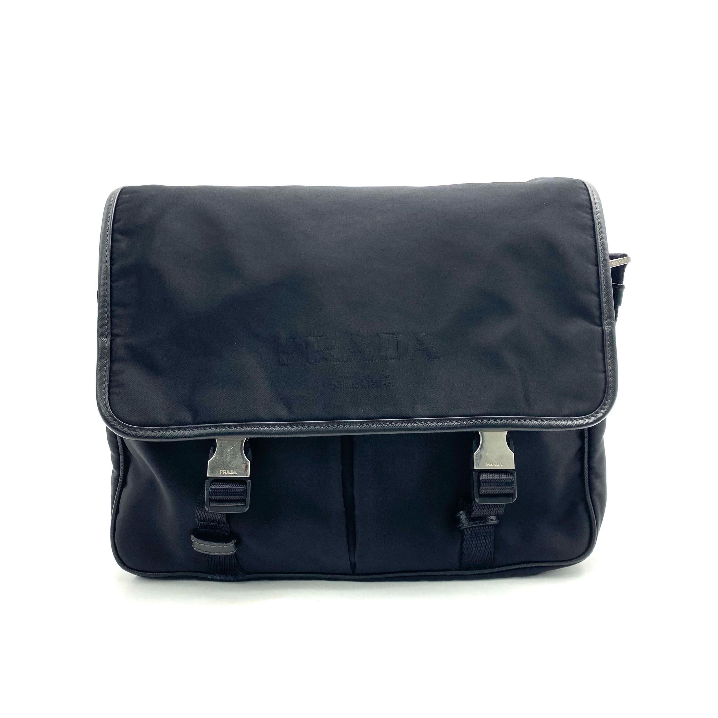 95新 Prada/普拉达 黑色尼龙双扣邮差包 尺寸35/25 男士时尚休闲